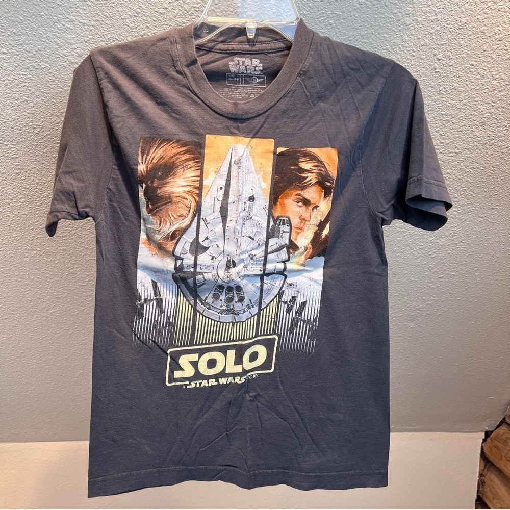 STAR WARS Brand Short Sleeve Tee w/Crew neck. Gray w/Graphics. Size Medium